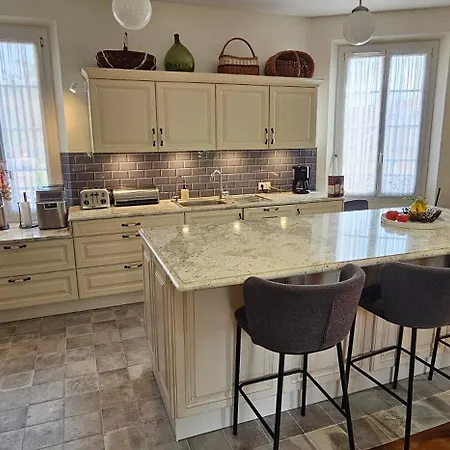 Large 4br W Private Garden Villa