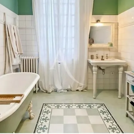 Large 4br W Private Garden Villa